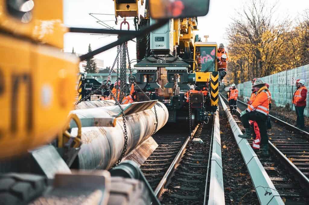 עבודה עם מנוף על מסילת רכבת. מקור פיקסה ביי